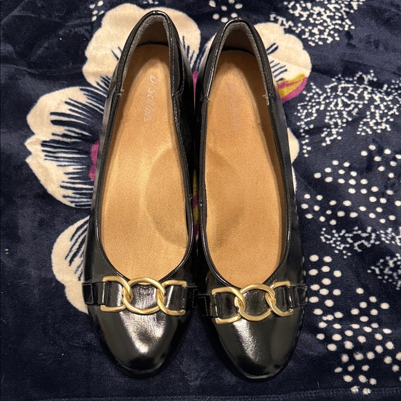 Dr. Scholl's Shoes - Dr. Scholl's Black Flats with Gold Chain Detail